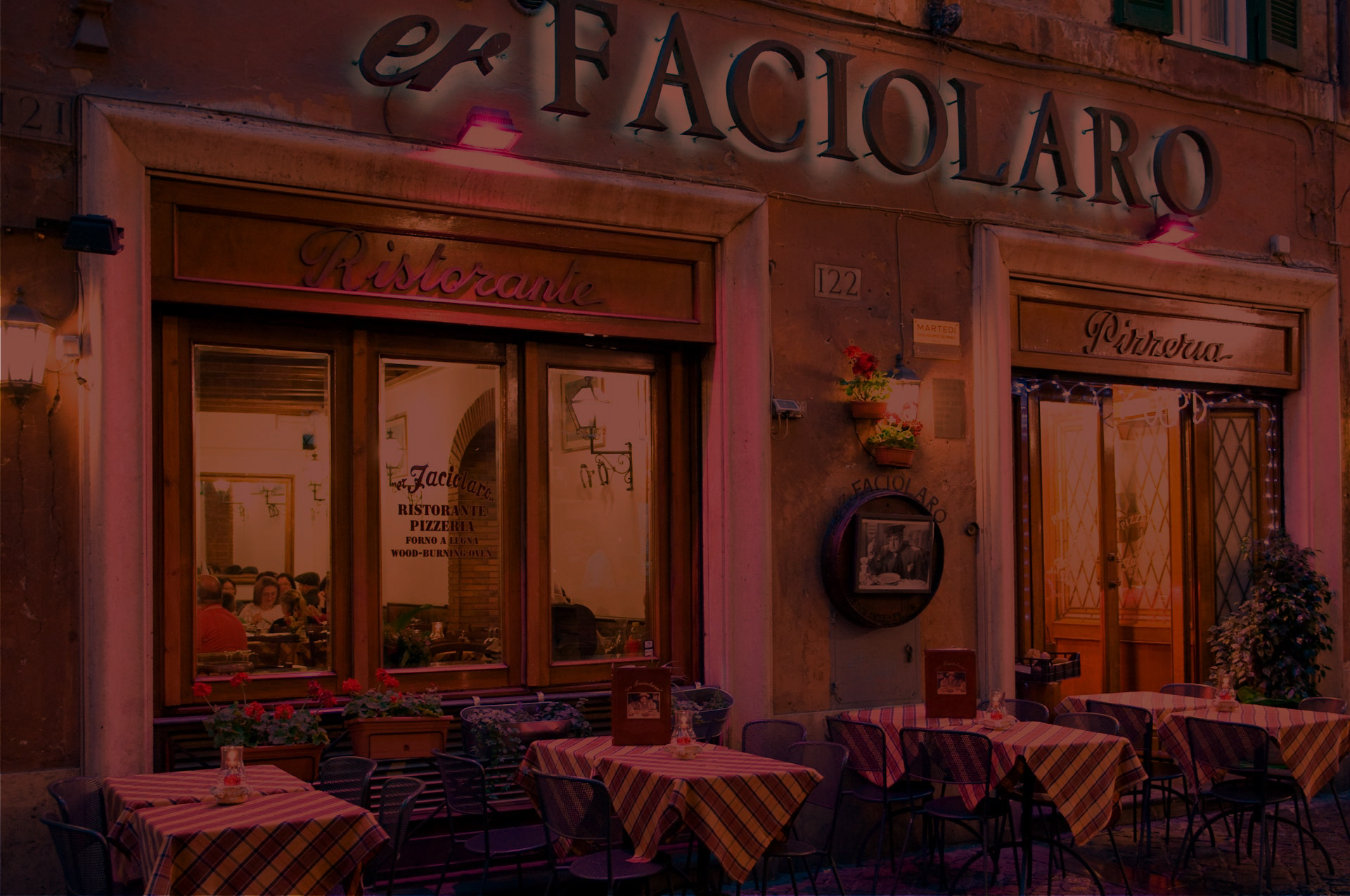 Sala del ristorante Er Faciolaro nel centro di Roma
