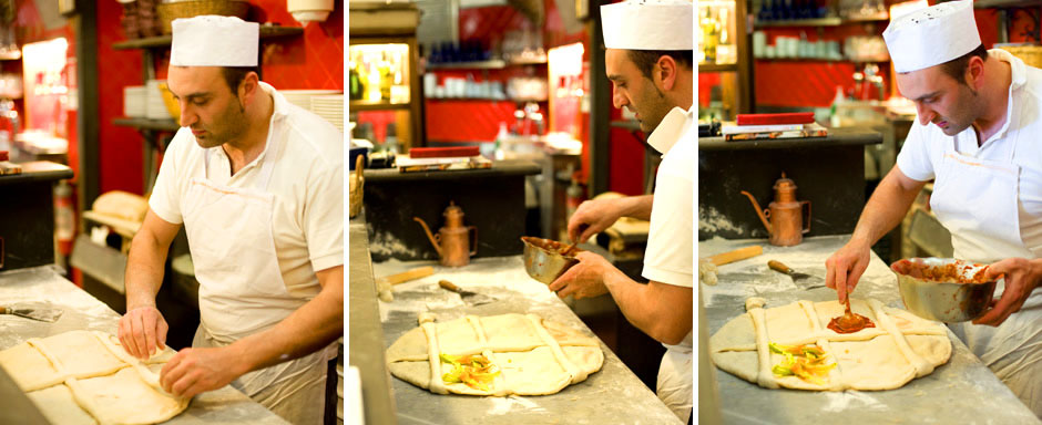 Pizza appena sfornata nel forno a legna di Er Faciolaro
