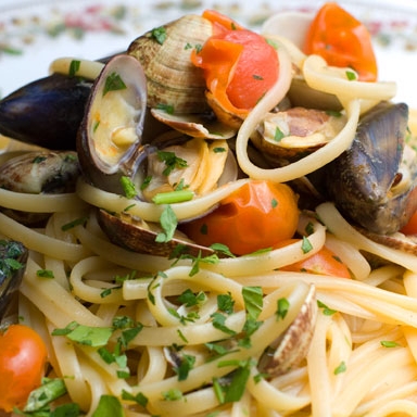 Pasta ai frutti di mare con cozze e vongole
