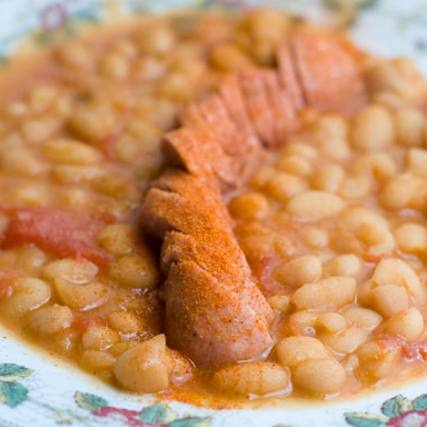 Zuppa di fagioli con pane e salsiccia servita in ciotola